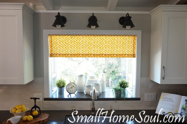 Easy Kitchen Curtains, and they're lined too! From www.smallhomesoul.com