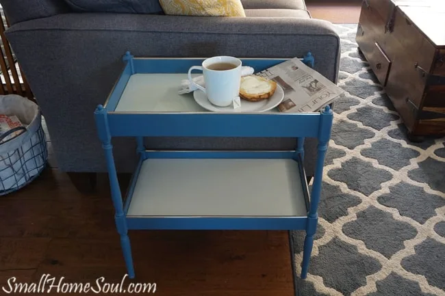 Chalky Paint Side Table makeover with Diva of DIY Chalk Mix turned this old boring table beautiful....www.smallhomesoul.com