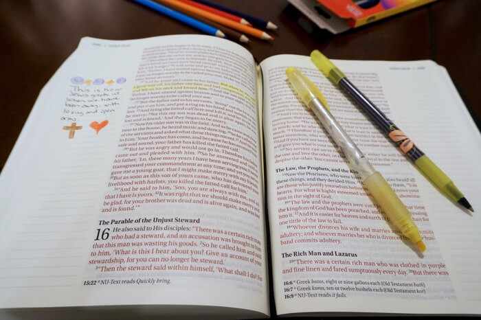 This NKJV-Journal-the-Word-Bible makes it easy to take notes and reflections.