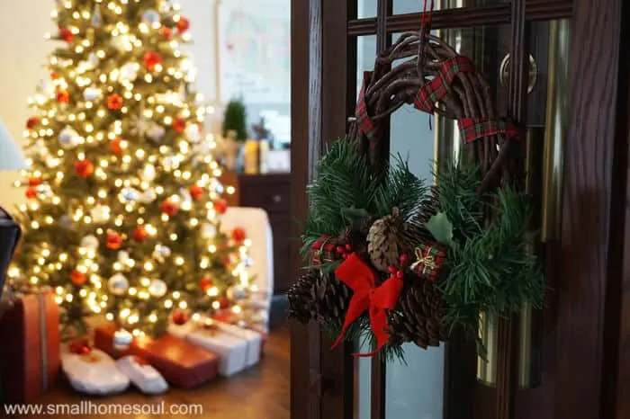 I love the simple christmas decor in this room and how lovely it's displayed.