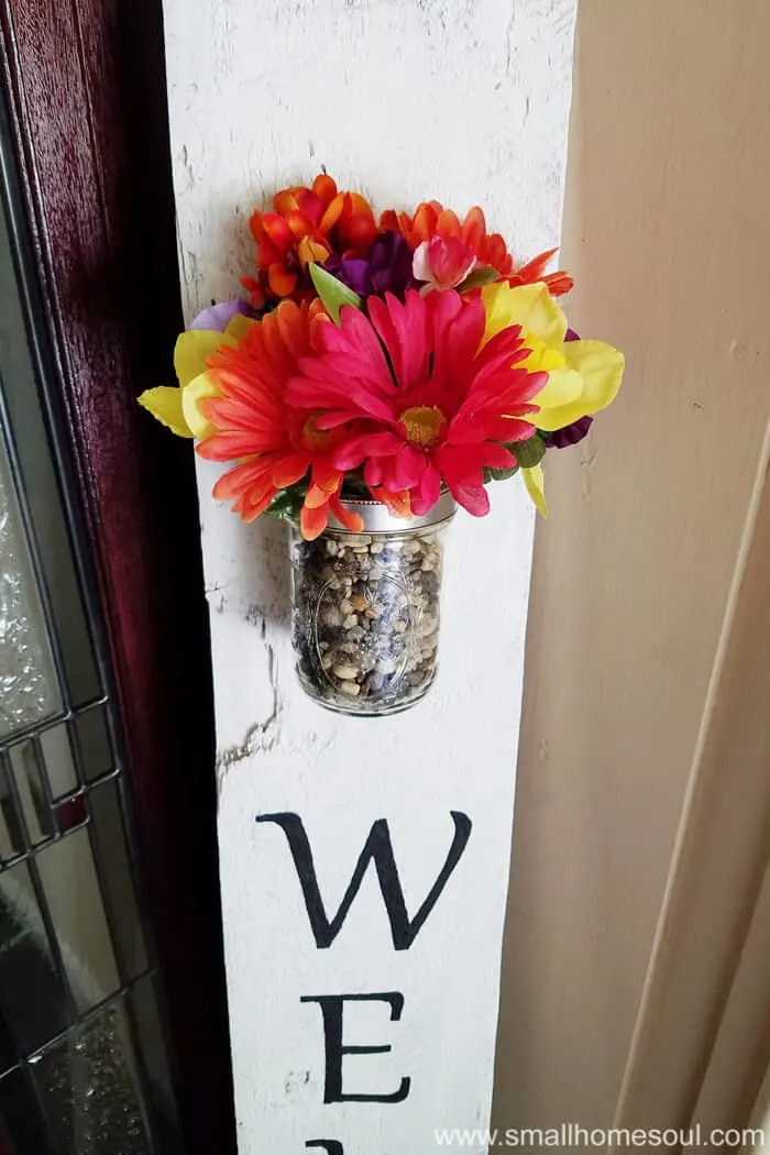 DIY Welcome Sign with a flower vase to add a bright spot to your front porch