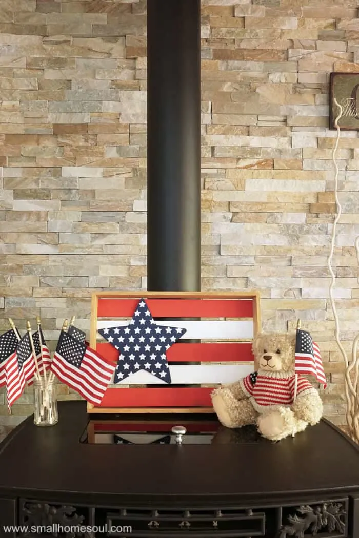 Bear holding american flag by the July 4th Star Tray.