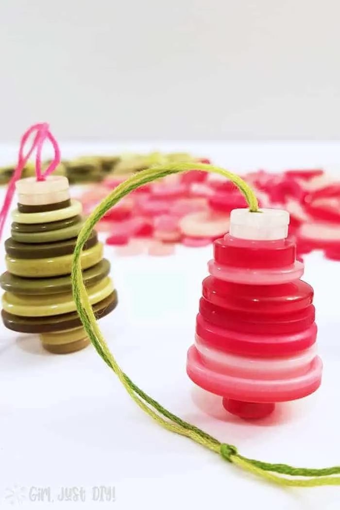 Make Christmas ornaments with buttons - an easy and fun DIY project