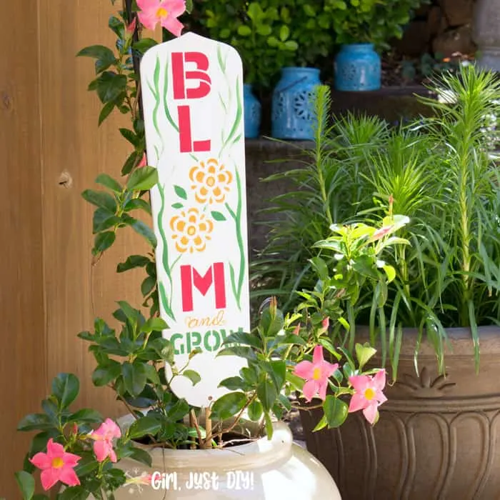Bloom DIY Garden sign from fan blade in white pot with fining plant.